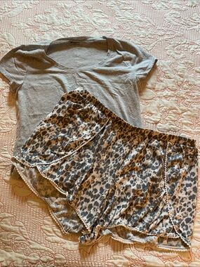 No Biundaries Gray Scoop-Neck Tee with Sonoma Leopard Print Sleep Shorts
